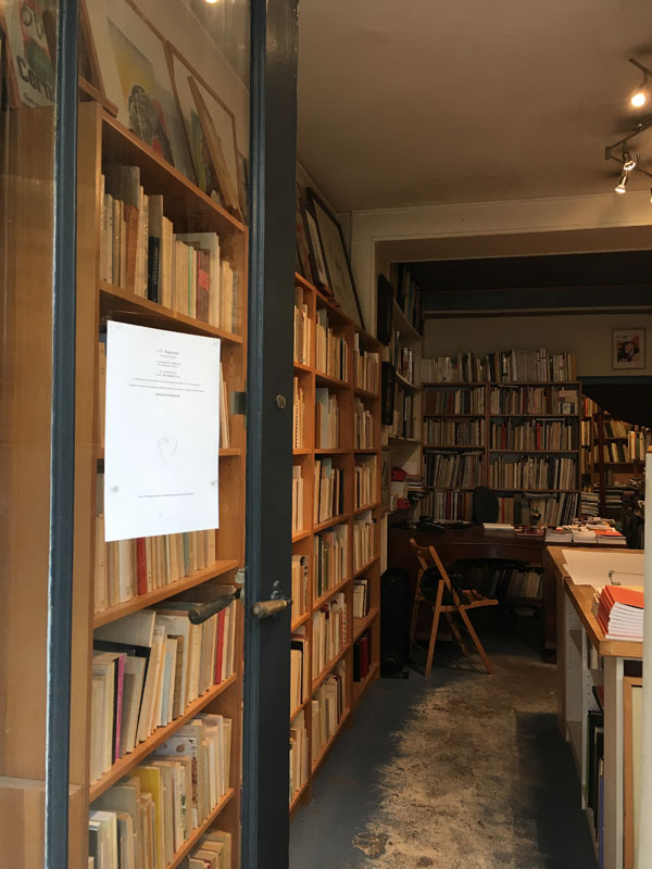 Intérieur de la librairie - vue 1